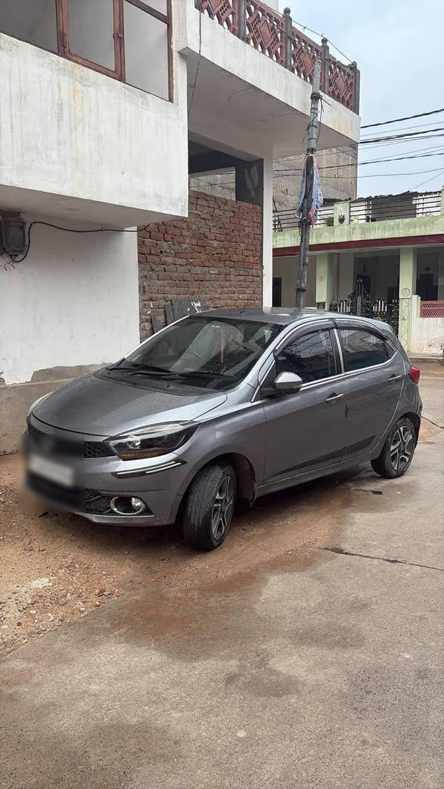 https://images10.gaadi.com/usedcar_image/4598019/original/b5a3e937-6ac7-4c1e-b1a1-df915f1a72aa.png?imwidth=6402