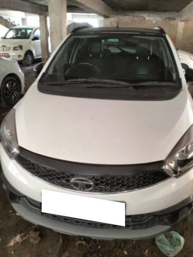 https://images10.gaadi.com/usedcar_image/4598174/original/processed_d33aff94-3be8-4577-b681-e48d87979b2c.jpg?imwidth=6402