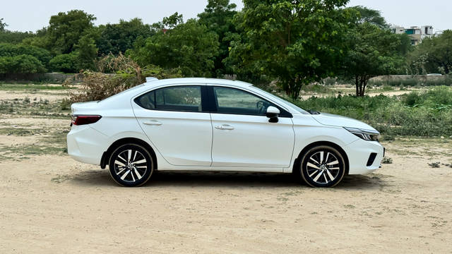 https://images10.gaadi.com/usedcar_image/4598430/original/f823772ab6466148d47db1f3368ffabf.JPG?imwidth=6401