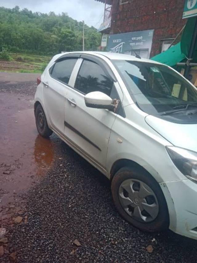 https://images10.gaadi.com/usedcar_image/4598435/original/processed_49b40e05-bd72-4245-8ae7-a8909fe75701.jpg?imwidth=6401