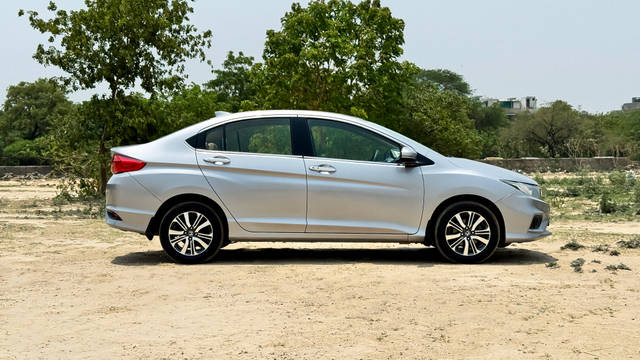 https://images10.gaadi.com/usedcar_image/4598443/original/59f54fe1506e6e2a26150d130ca78e97.JPG?imwidth=6401