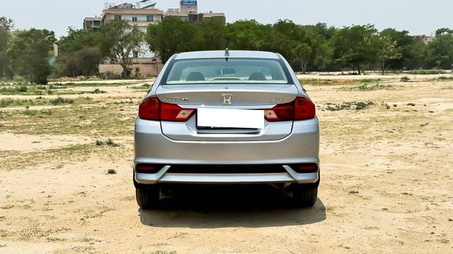 https://images10.gaadi.com/usedcar_image/4598443/original/processed_86afca69b922e3d8c83cdf7055c28aaa.JPG?imwidth=6402