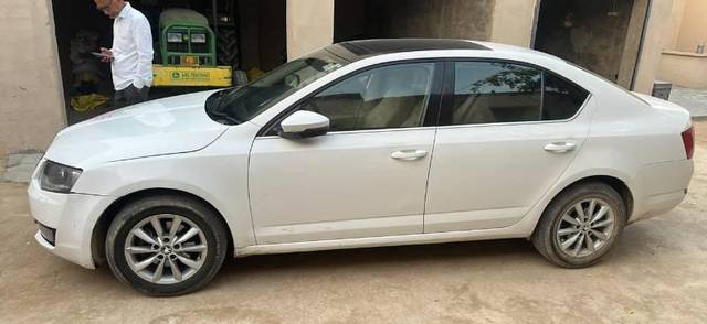 https://images10.gaadi.com/usedcar_image/4598516/original/processed_ad861b68-9501-45dc-b5b8-158c0dbbdff7.jpg?imwidth=6401