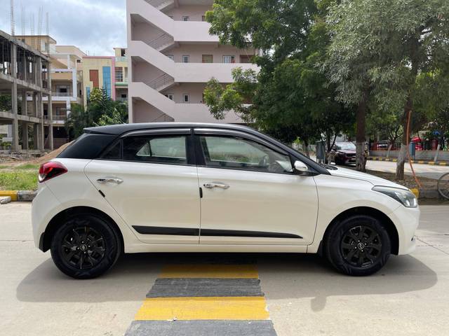 https://images10.gaadi.com/usedcar_image/4598577/original/processed_5d99b19c783add4028d4dda836a58f8f.jpg?imwidth=6401