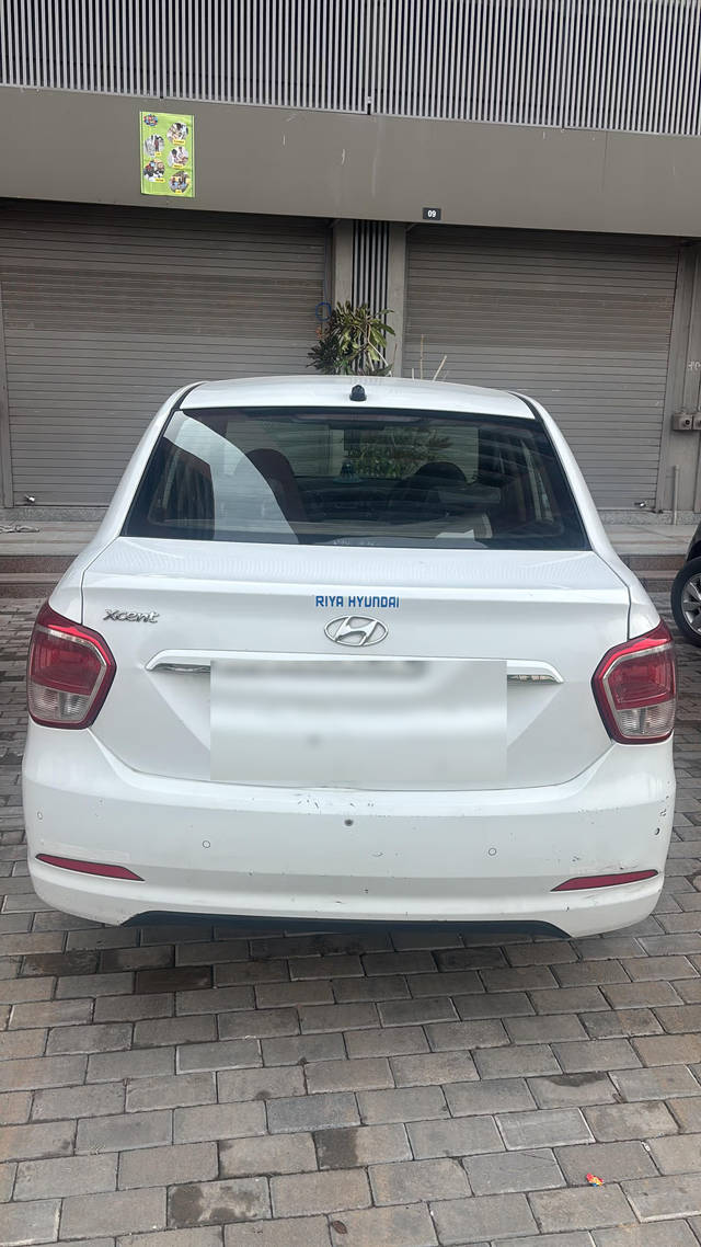 https://images10.gaadi.com/usedcar_image/4598636/original/f2bf0a72-f111-46b1-9372-032a8efbd1ed.png?imwidth=6401