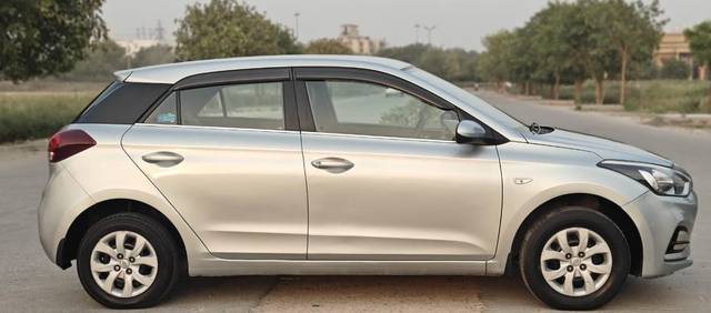 https://images10.gaadi.com/usedcar_image/4598644/original/c59de7fd621c0e1f1e80b88f3daadbc3.jpg?imwidth=6401
