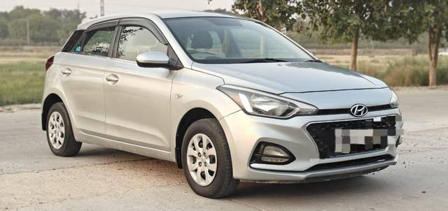 https://images10.gaadi.com/usedcar_image/4598644/original/processed_8dc611272c61499193db4ad4b403d83d.jpg?imwidth=6400