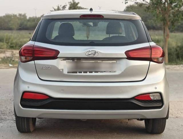 https://images10.gaadi.com/usedcar_image/4598644/original/processed_caf16119da7b63be755e8a2eb4381cbb.jpg?imwidth=6402
