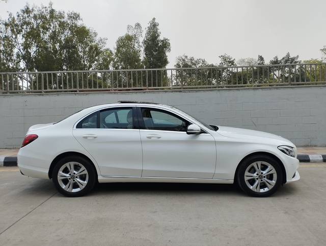 https://images10.gaadi.com/usedcar_image/4598664/original/87f19cda51e9d4a46d0019053da0c996.jpg?imwidth=6401