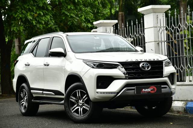 https://images10.gaadi.com/usedcar_image/4598808/original/processed_127d587354b5c0d7aa8d0155de43b303.jpg?imwidth=6400