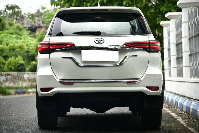 https://images10.gaadi.com/usedcar_image/4598808/original/processed_62933f9a4e75ebf9ed1597a604b64531.jpg?imwidth=6402