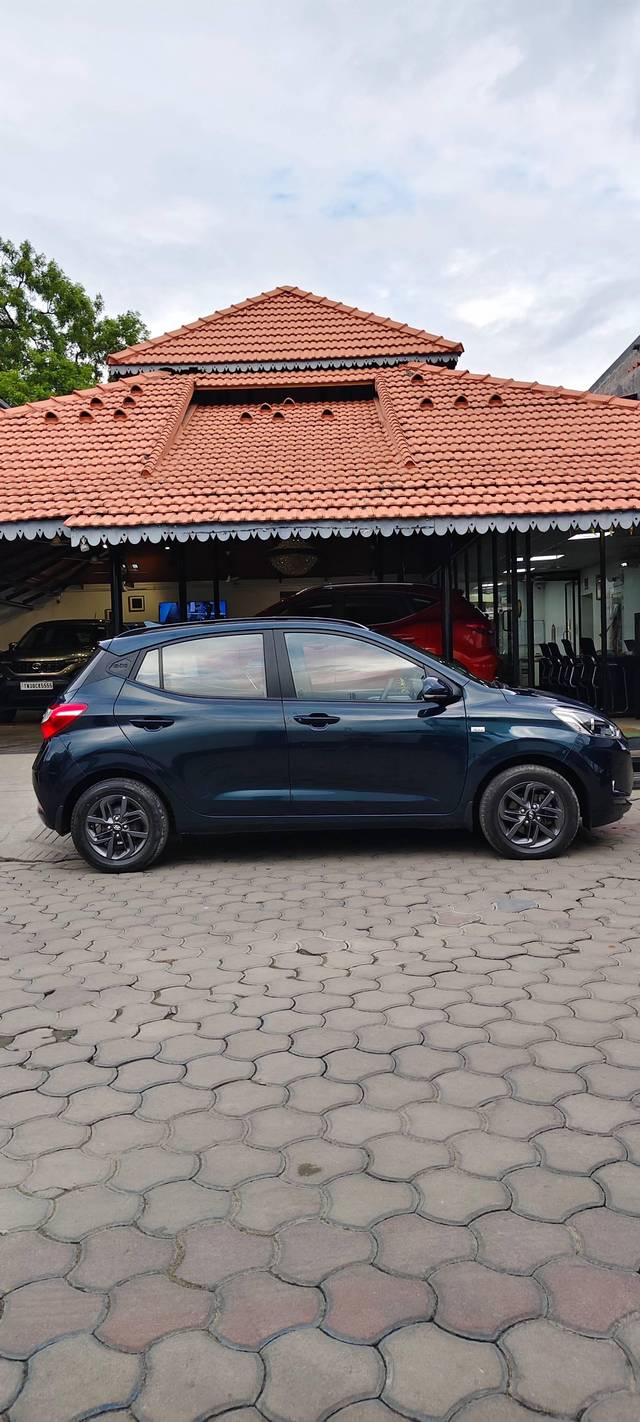 https://images10.gaadi.com/usedcar_image/4598852/original/processed_84e7330f-a0e9-45fb-a47a-fef0dfdaf33e.jpg?imwidth=6402