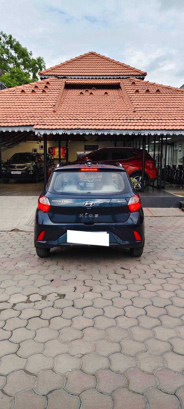 https://images10.gaadi.com/usedcar_image/4598852/original/processed_99ed21a0-b2f1-4c13-a5fb-ffa3a3576940.jpg?imwidth=6400