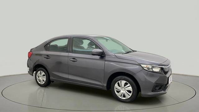 https://images10.gaadi.com/usedcar_image/4598861/original/e61f8d6655c1aee3ccef3e1e0b5f7b14.jpg?imwidth=6400