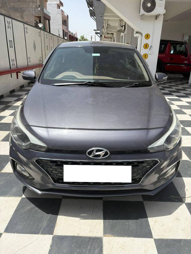 https://images10.gaadi.com/usedcar_image/4598886/original/processed_060cbfa45a203009e604e7108eb743c3.jpeg?imwidth=6402