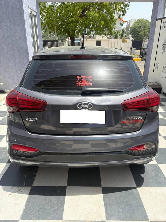 https://images10.gaadi.com/usedcar_image/4598886/original/processed_25565bc0092d0ed3259094c6171a597d.jpeg?imwidth=6401