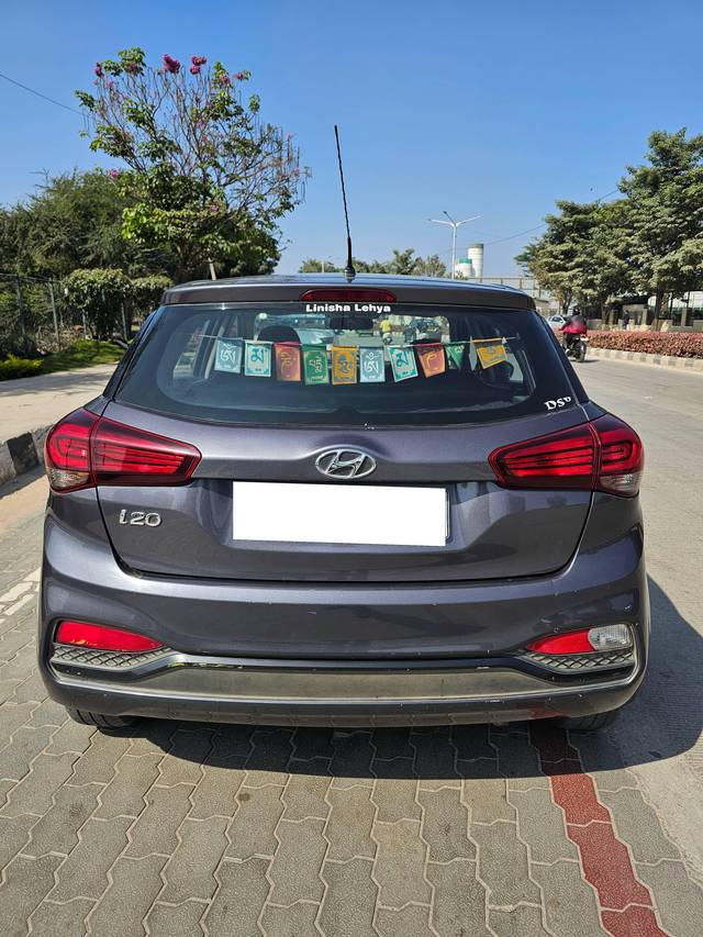 https://images10.gaadi.com/usedcar_image/4599047/original/processed_4807abf006bf62a7c82bf7bf161b9729.jpg?imwidth=6401