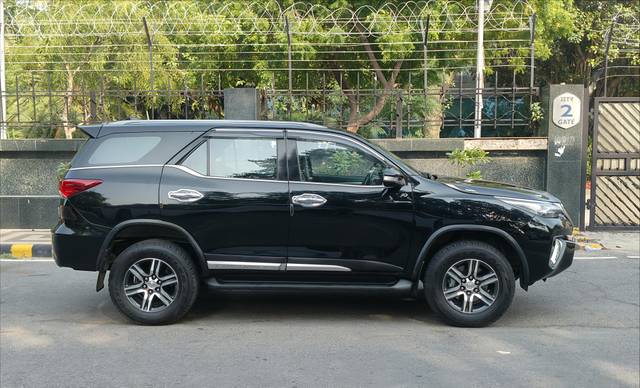 https://images10.gaadi.com/usedcar_image/4599128/original/processed_932ee9643ba6700f7bd7ca02e5434df8.jpg?imwidth=6401
