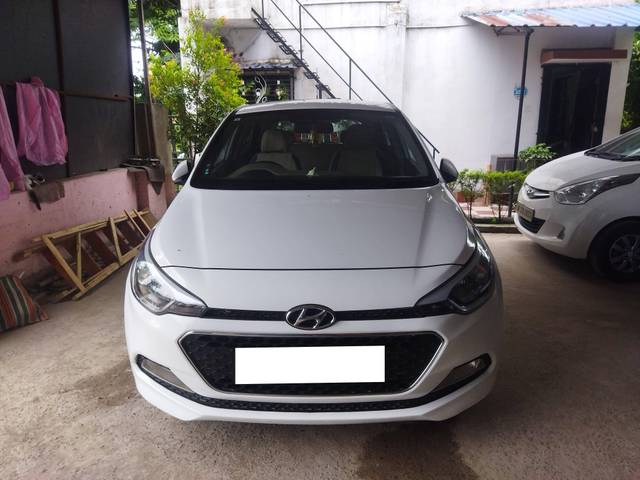 https://images10.gaadi.com/usedcar_image/4599134/original/processed_0b10794d6b37886eb7c82872a7465cfd.jpg?imwidth=6401