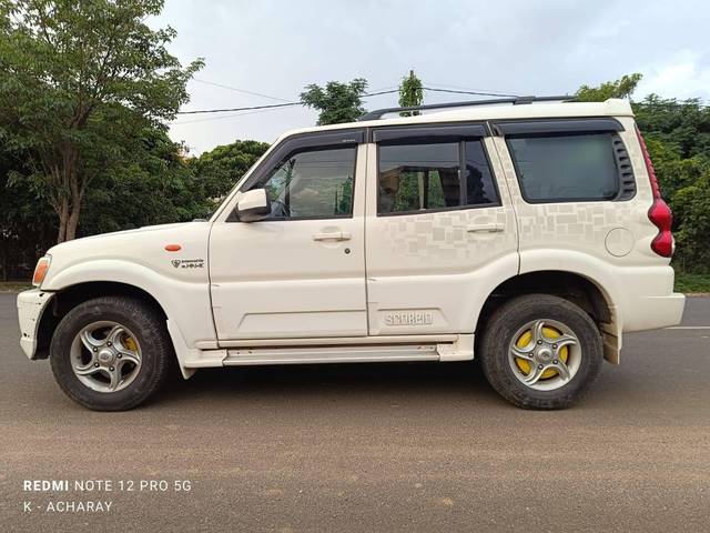 https://images10.gaadi.com/usedcar_image/4599176/original/processed_807c6456c928871aebdb0b1dc353a763.jpg?imwidth=6402