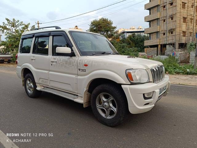 https://images10.gaadi.com/usedcar_image/4599176/original/processed_ceba6cc2b595a6ed9d558be719484bd7.jpg?imwidth=6400