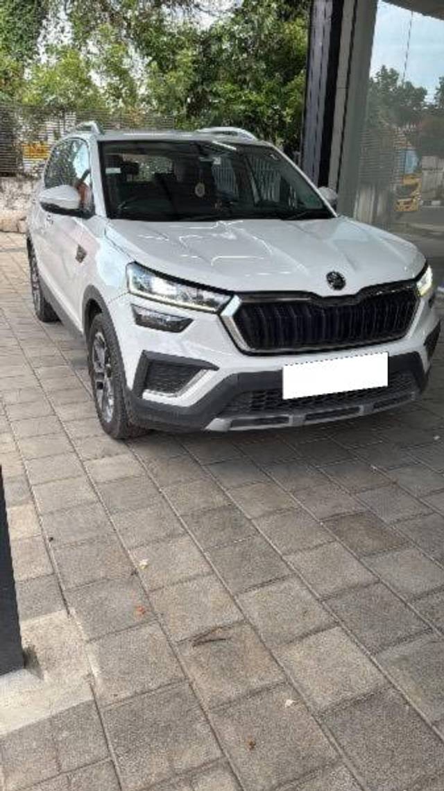 https://images10.gaadi.com/usedcar_image/4599189/original/processed_ccaf5eb9-aedb-4fee-b490-a70463b8f37c.jpeg?imwidth=6400