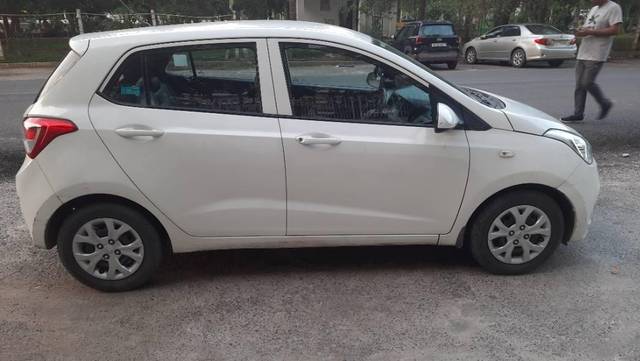 https://images10.gaadi.com/usedcar_image/4599214/original/processed_dec49735-9fe6-4fd2-93f8-43892ef8c46d.jpg?imwidth=6401
