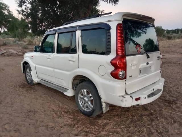 https://images10.gaadi.com/usedcar_image/4599264/original/processed_a8dda1a5-3418-4ead-a78b-0c57b63aeca1.jpeg?imwidth=6401