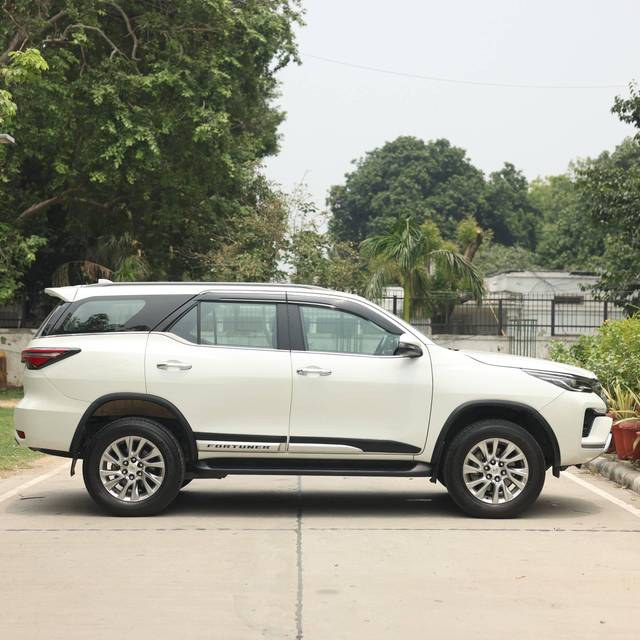 https://images10.gaadi.com/usedcar_image/4599298/original/processed_0ffced2f-0284-475d-a6a4-be1da3e9561d.jpg?imwidth=6401