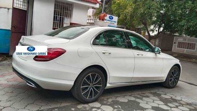 https://images10.gaadi.com/usedcar_image/4599324/original/processed_65fbb91ae8495c242440fd8f673275dd.jpg?imwidth=6402