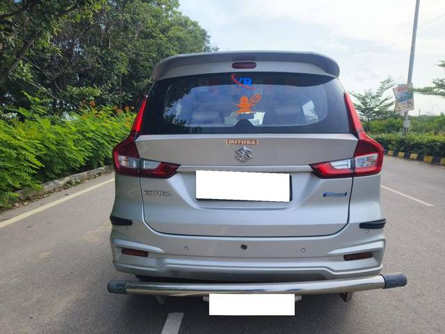 https://images10.gaadi.com/usedcar_image/4599344/original/processed_b664350f53697fedaa43ca3549edc56f.jpg?imwidth=6402