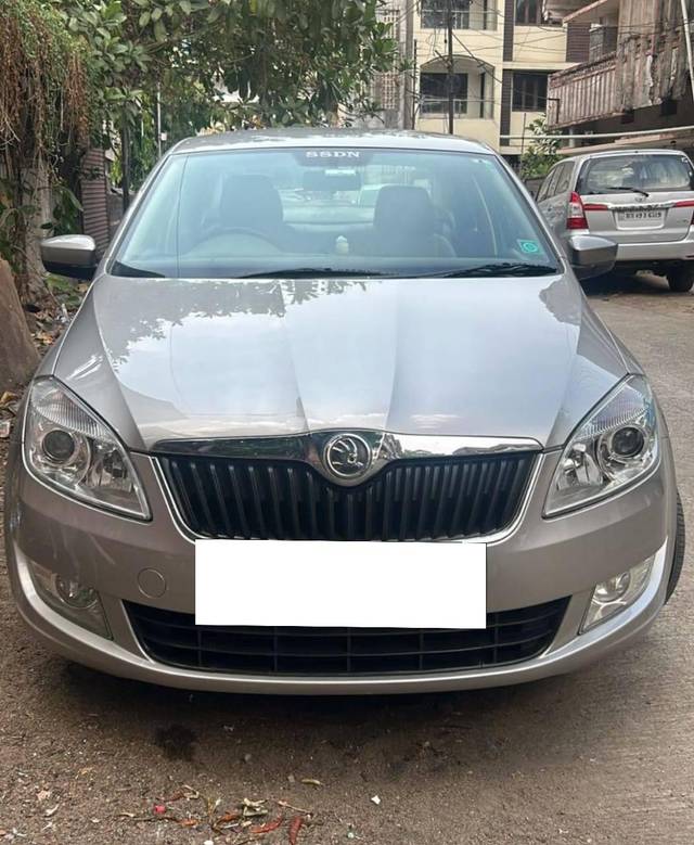 https://images10.gaadi.com/usedcar_image/4599346/original/processed_a5cf686d6638609dbd8d56c071a4155c.jpg?imwidth=6400