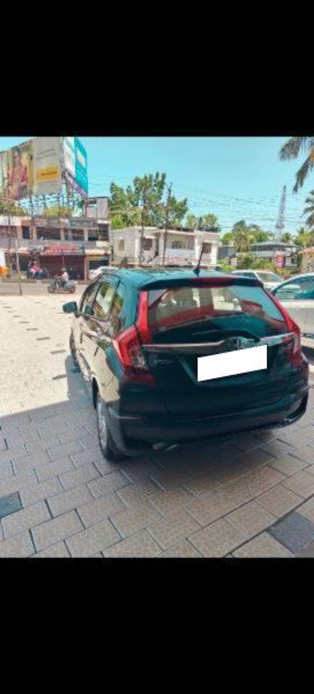 https://images10.gaadi.com/usedcar_image/4599406/original/processed_f990ee90-463d-4e6b-a359-e04e35f40120.jpg?imwidth=6401