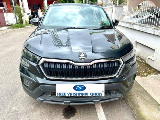 https://images10.gaadi.com/usedcar_image/4599446/original/processed_397491ecf29d987fe8c5e170f1275b5b.jpeg?imwidth=6402