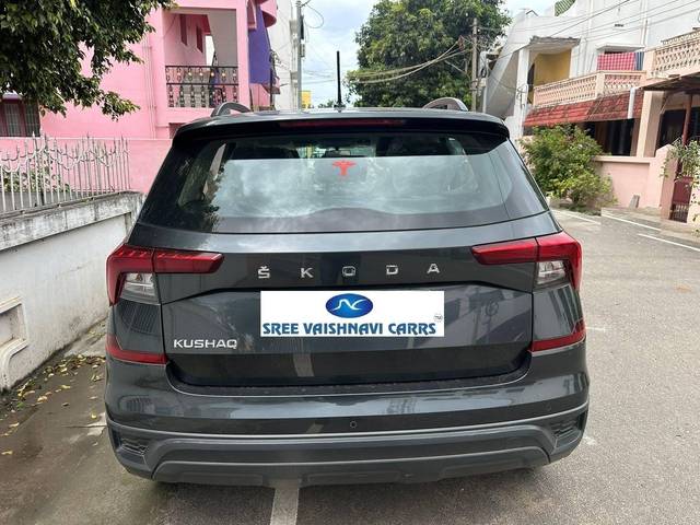 https://images10.gaadi.com/usedcar_image/4599446/original/processed_4628d5e88bfabd42be383a33a9384cec.jpeg?imwidth=6401