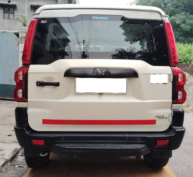 https://images10.gaadi.com/usedcar_image/4599475/original/processed_00574ead-087a-4edb-81e8-1a4d297a912d.jpg?imwidth=6402