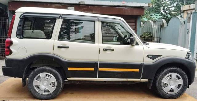 https://images10.gaadi.com/usedcar_image/4599475/original/processed_3a5f8d94-23da-423a-a71b-1e446f1f8378.jpg?imwidth=6401