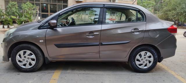 https://images10.gaadi.com/usedcar_image/4599558/original/8ee9218eea736f53efd77ecae8f1260e.jpg?imwidth=6402