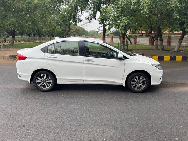 https://images10.gaadi.com/usedcar_image/4599574/original/53588663ffb080cbe0b90a12e97ae55c.jpg?imwidth=6401