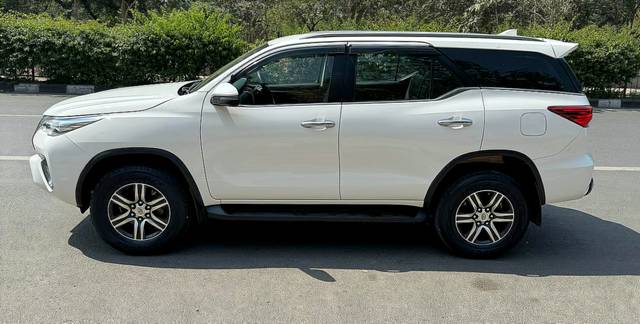 https://images10.gaadi.com/usedcar_image/4599589/original/fd2c2b27d0d98fe8a606bee70bfbf1c9.jpg?imwidth=6402