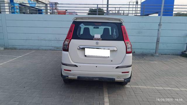 https://images10.gaadi.com/usedcar_image/4599601/original/processed_9720944370b6e53d625d68f2e78628ab.jpeg?imwidth=6401