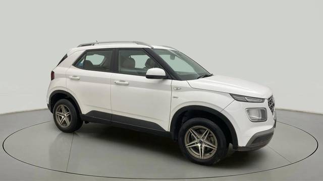 https://images10.gaadi.com/usedcar_image/4599618/original/f43c6aaa2d504dfbc90d4e768475e353.jpg?imwidth=6400