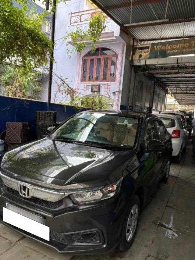 https://images10.gaadi.com/usedcar_image/4599639/original/processed_9eb3f8cc-4c0e-404b-8634-7c559a9841bf.jpeg?imwidth=6402