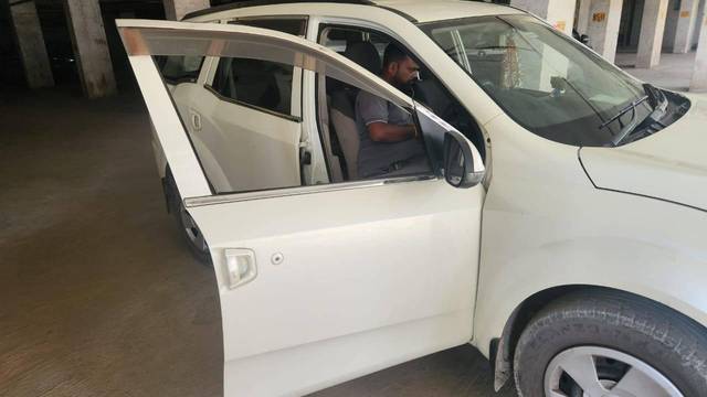 https://images10.gaadi.com/usedcar_image/4599872/original/processed_c011c013-0300-41d7-bd95-9c5c6e4bca6e.jpg?imwidth=6402