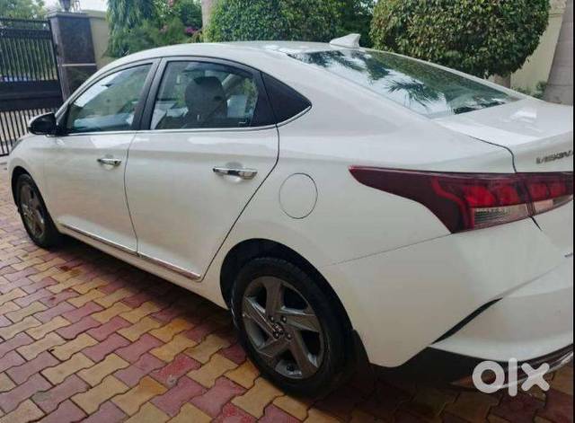 https://images10.gaadi.com/usedcar_image/4599889/original/processed_e88784f7-15d4-4160-8ae1-ab6135f512f9.jpg?imwidth=6402