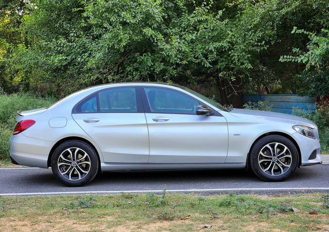 https://images10.gaadi.com/usedcar_image/4599932/original/163d96759b848b1e07011f4c10b4e1ad.jpg?imwidth=6401