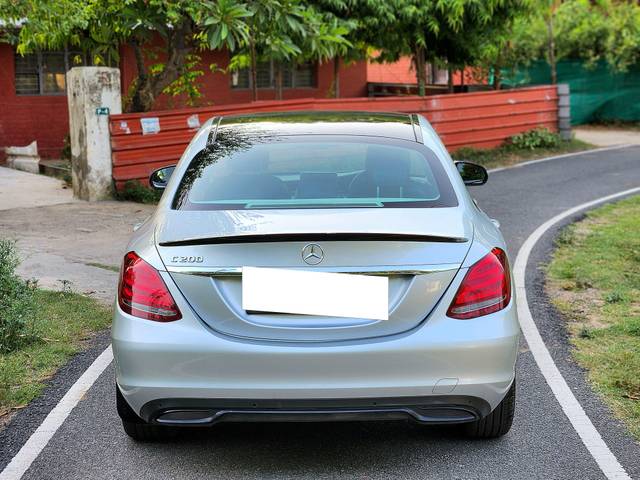 https://images10.gaadi.com/usedcar_image/4599932/original/processed_556e9fc45266a66d1fb95a0c8a8e9227.jpg?imwidth=6402