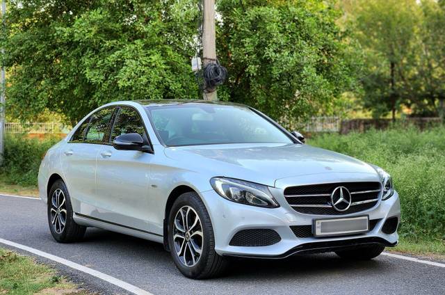 https://images10.gaadi.com/usedcar_image/4599932/original/processed_660b08afe5e16bc32aac04d18043da34.jpg?imwidth=6400