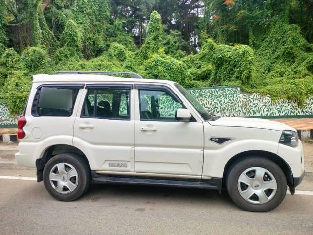 https://images10.gaadi.com/usedcar_image/4599940/original/processed_0971a223-0f5e-45b5-95a0-db8e9fc52470.jpeg?imwidth=6401
