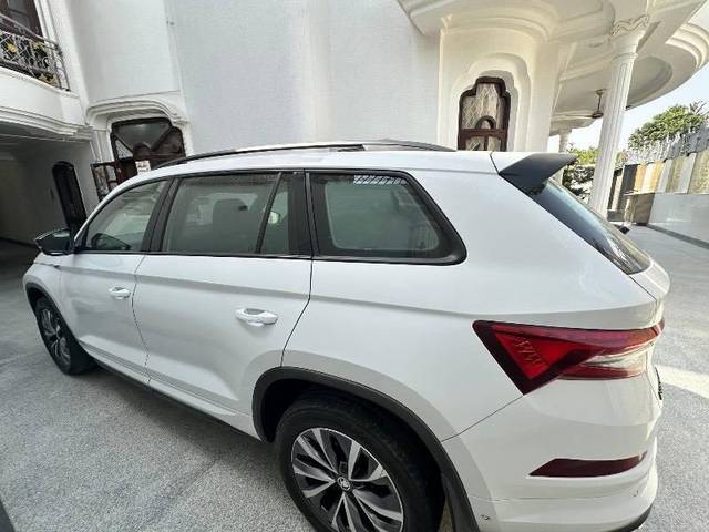 https://images10.gaadi.com/usedcar_image/4599989/original/processed_dd9ec321-883f-4ff9-b78d-6261cf933852.jpeg?imwidth=6402